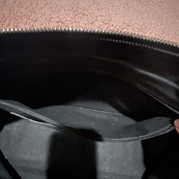 BURBERRY TOTE. FUN FLANNEL DESIGN INCLUDED FOR THE LOCK. Multiple pockets - Picture 8 of 10